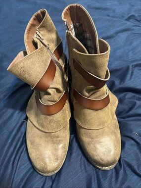 pop Two-Tone Tan and Brown Ankle Booties
